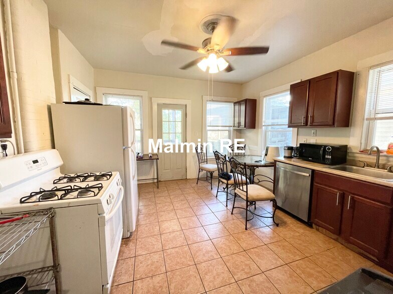 Building Photo - 89 Hillside St