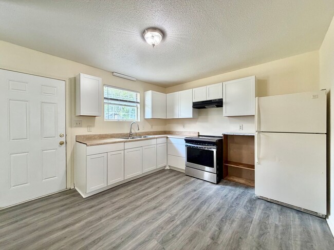 Building Photo - 725 N Privette St