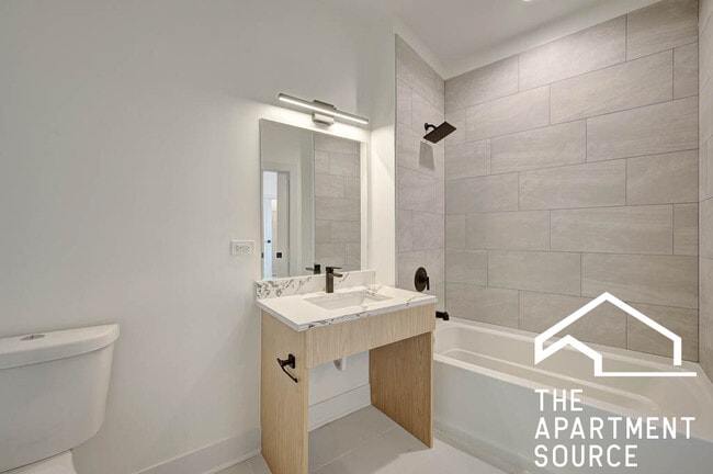 Building Photo - 4731 N Western Ave