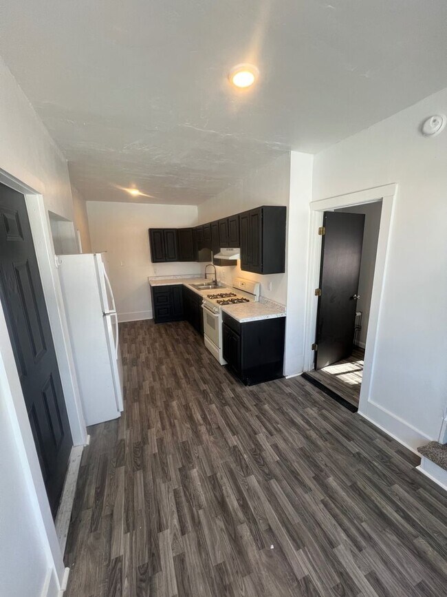 Building Photo - 4 Bedroom 2 Bath Single Family Home Available NOW!