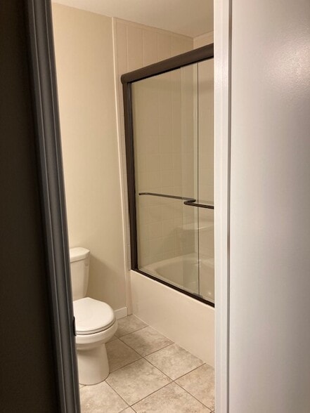 Tub/shower in primary bath - H5 Stonehedge Dr