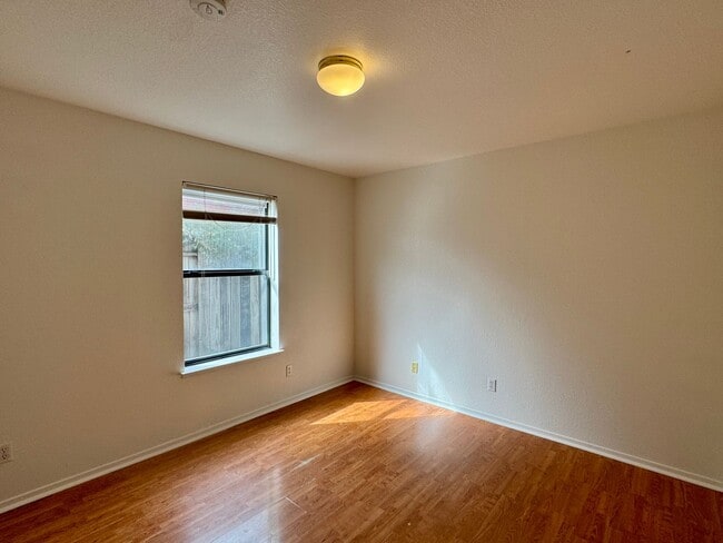 Building Photo - Adorable Home Available Now in Davis!