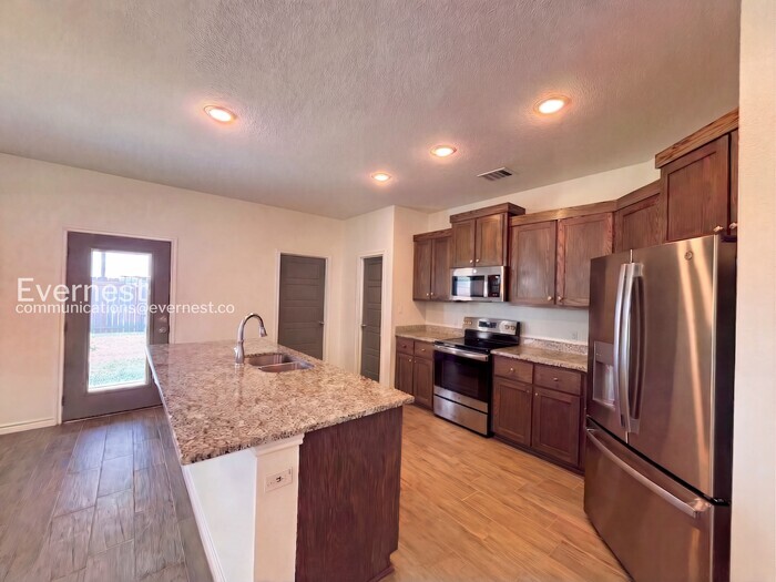 Building Photo - 2211 Hornbeam St