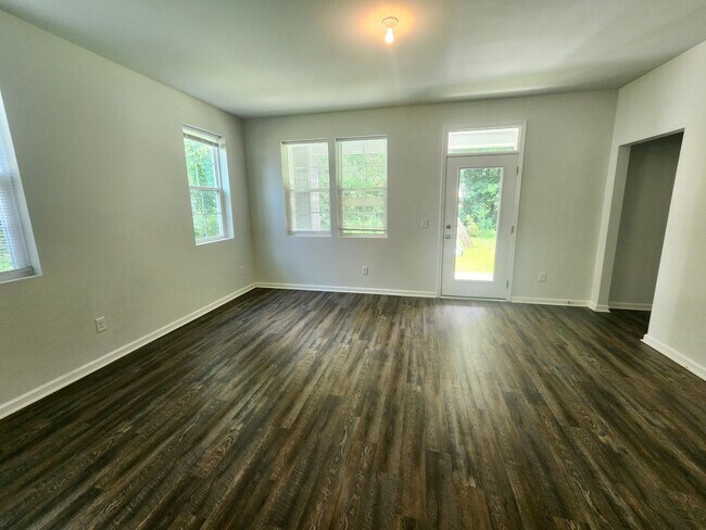Building Photo - Well maintained end unit townhome in Grand...
