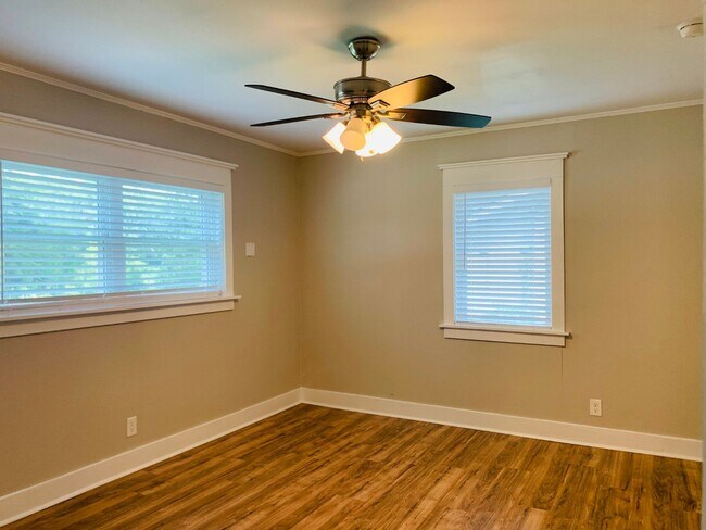Building Photo - Wow! Grant Park Location! 3 bed, 2 bath, h...