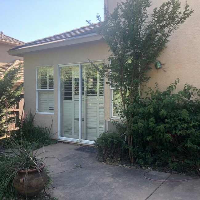 Building Photo - 4783 Village Green Dr