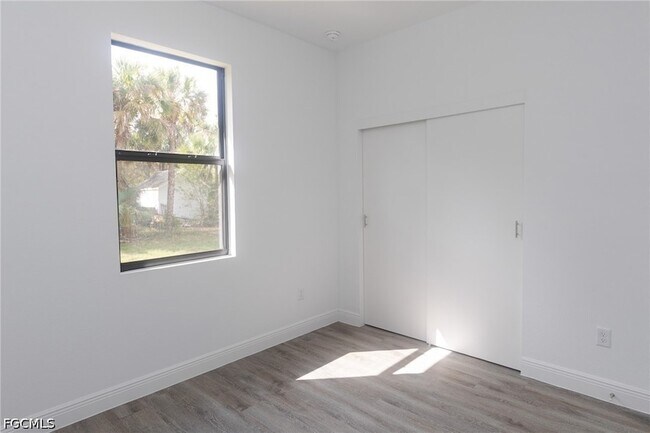 Building Photo - 1123 Deauville St E