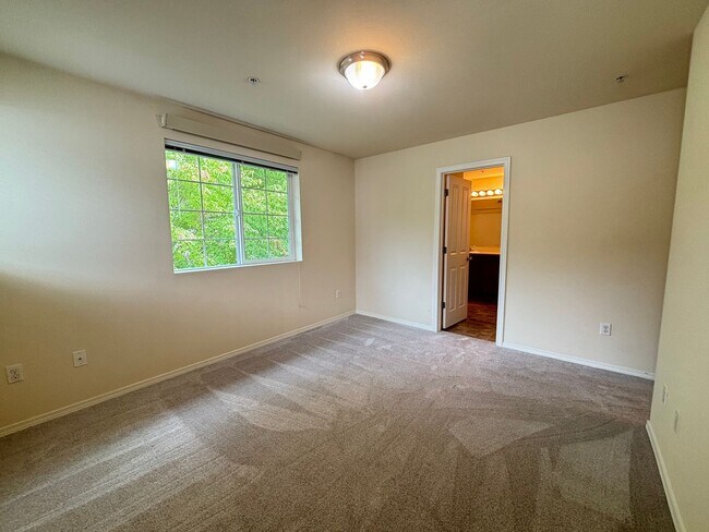 Building Photo - 3 Bedroom Condo in Dupont