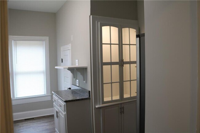 Building Photo - 613 Summit Ave