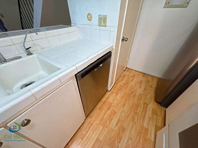 Building Photo - $2895 - 2 Bed/1 Bath Townhome in North San Jose-Near Lightrail