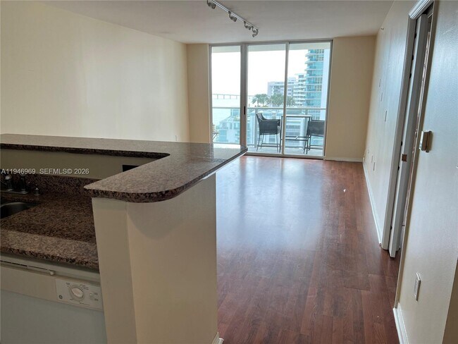 Building Photo - 1155 Brickell Bay Dr