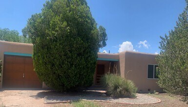 Building Photo - Renovated Santa Fe Home!!
