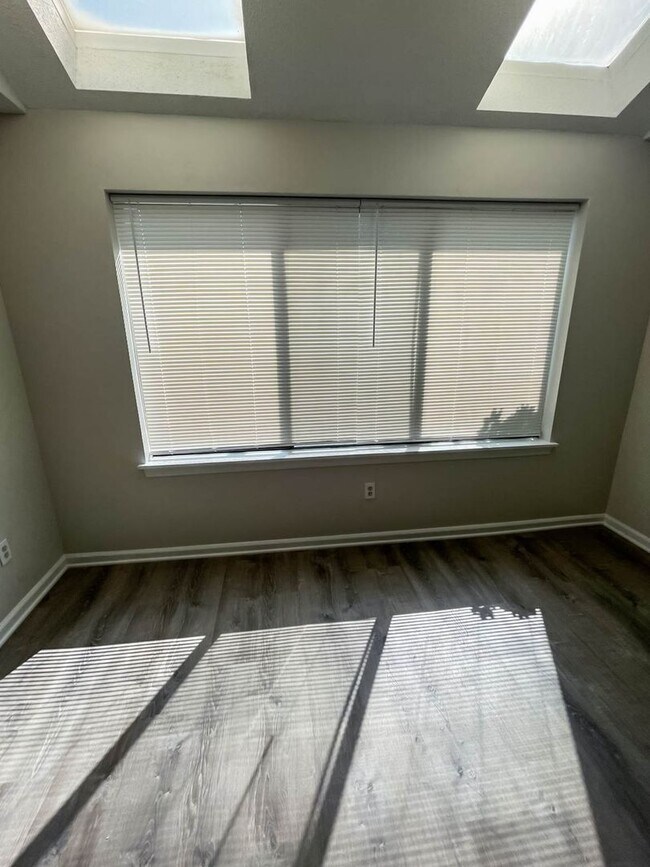 Building Photo - 1 Bed Condo w/ Laundry and Parking
