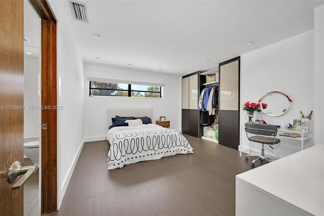 Building Photo - 2120 NE 204th St