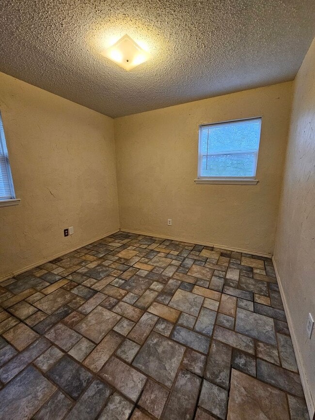 Building Photo - (3) Bed/(2) Bath Avail NOW! Pets Negotiable!