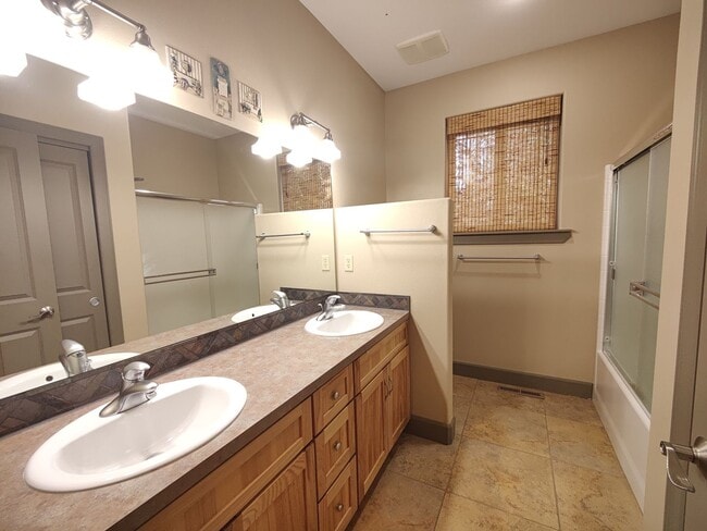 Building Photo - Single Level 4 Bedroom 3 Bath Beauty