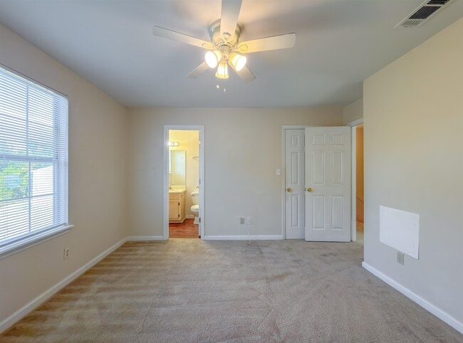 Building Photo - 696 Timberwood Cir E