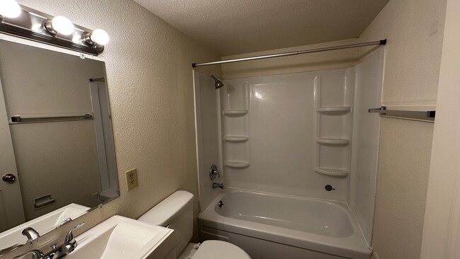 Building Photo - 504 Jeanell Dr