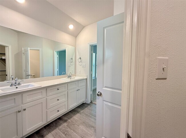 Building Photo - 2305 Caroline St