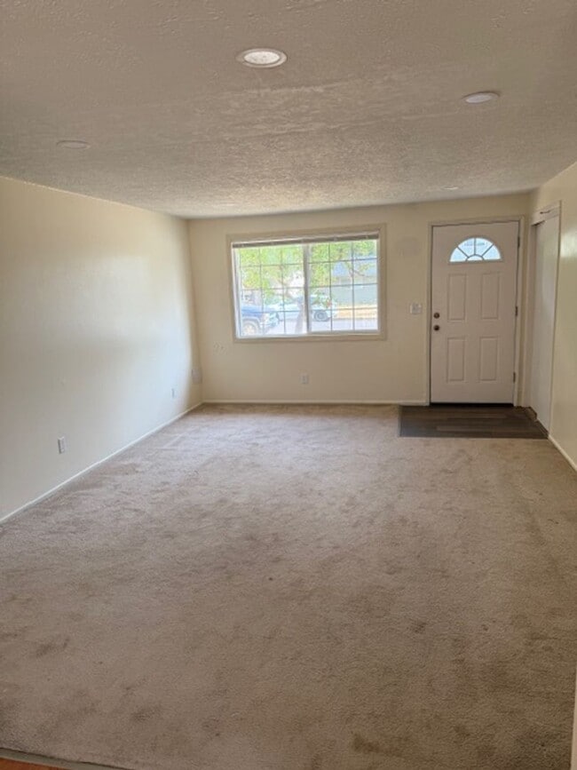 Building Photo - Spacious 4-Bedroom Duplex Near Westfield Mall
