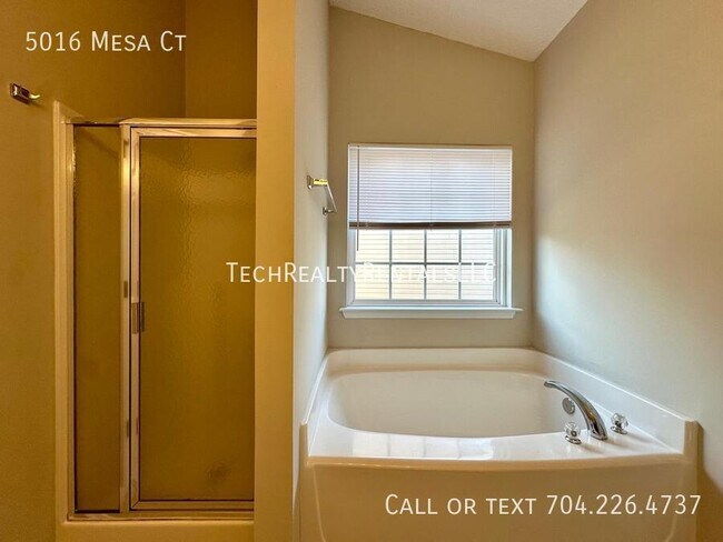 Building Photo - 5016 Mesa Ct