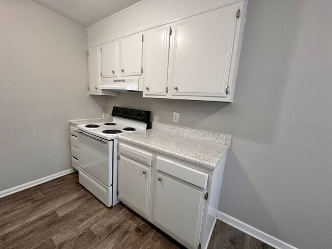 Building Photo - Parkway Apartments – Convenient 2-Bedroom ...