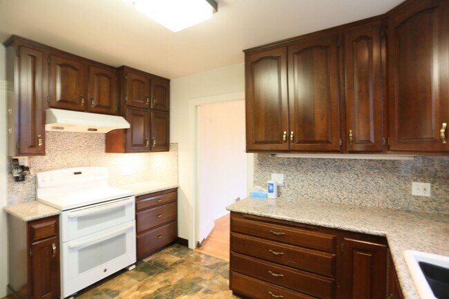 Building Photo - Spacious 2BR/1BA in Glen Park's Miraloma neighborhood, Shared Yard, Pets Considered, Garage (1 Ga...