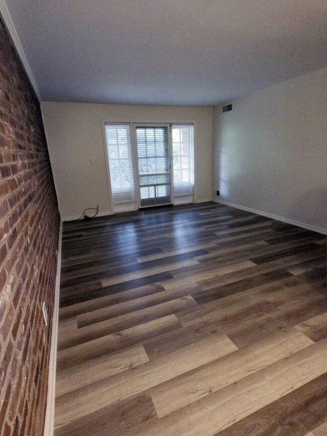 Interior Photo - 550 - Kings Grant