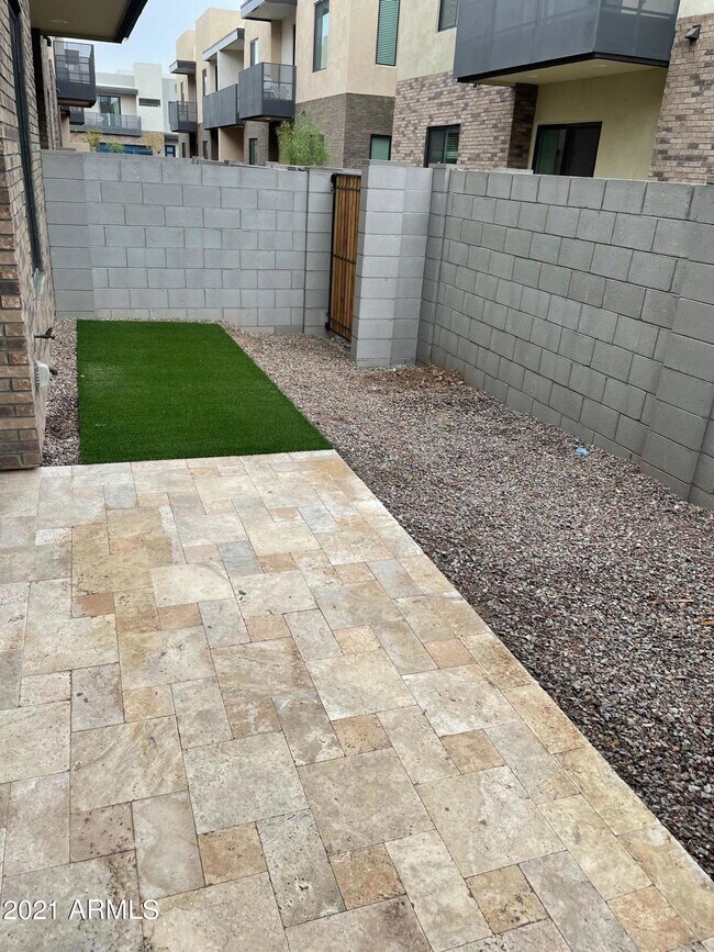 Building Photo - 901 S Smith Rd