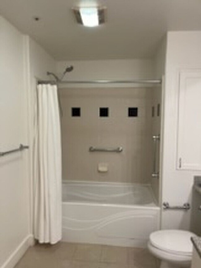 Building Photo - Epic REA - Great 1 BR/1 BA Condo w/Parking...