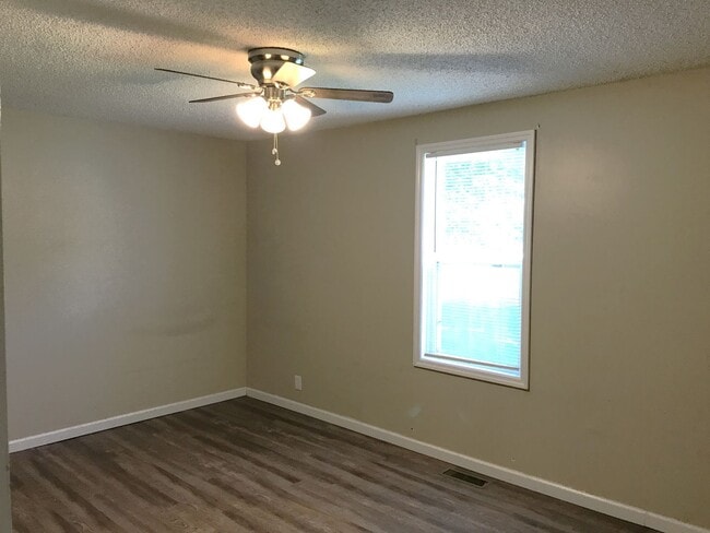 Building Photo - Great 3 Bedroom 2 Full Bath Home in Murfre...