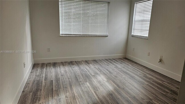 Building Photo - 8040 N Nob Hill Rd