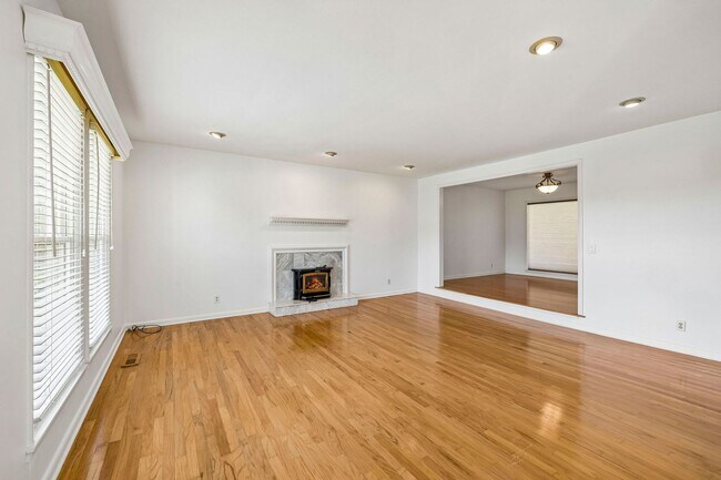 Building Photo - Experience the perfect blend of privacy and open space in this beautifully maintained 3-bedroom, ...