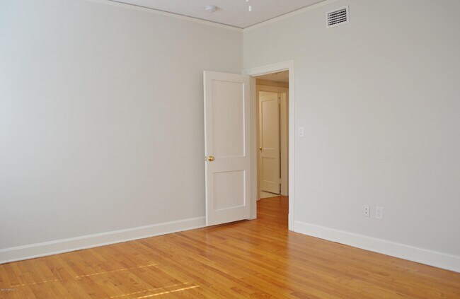 Building Photo - 2262 Myra St
