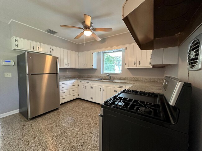 Building Photo - 415 49th St