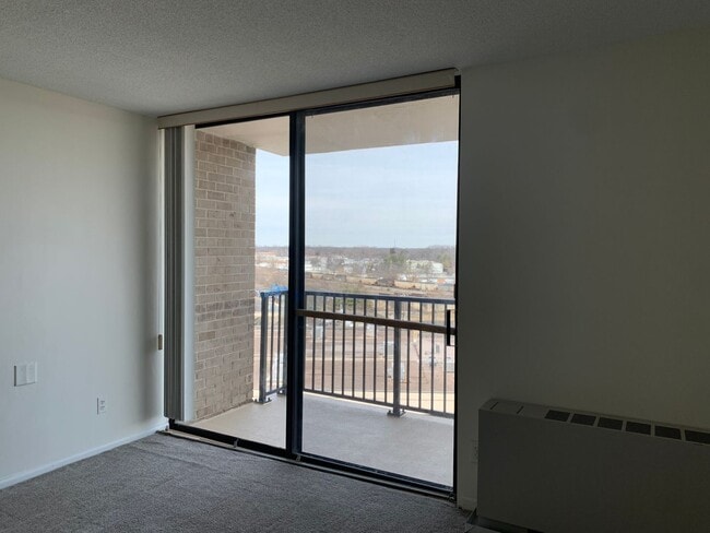 Building Photo - Sunny Studio in Downtown Rockville - ALL U...