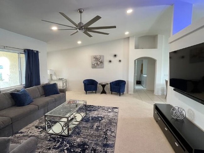 Building Photo - * Occupied* Unfurnished Long Term Pool Hom...