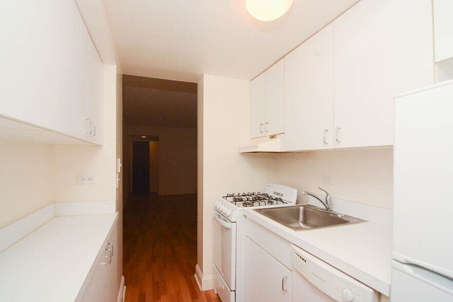 Building Photo - 622 W Wellington Ave