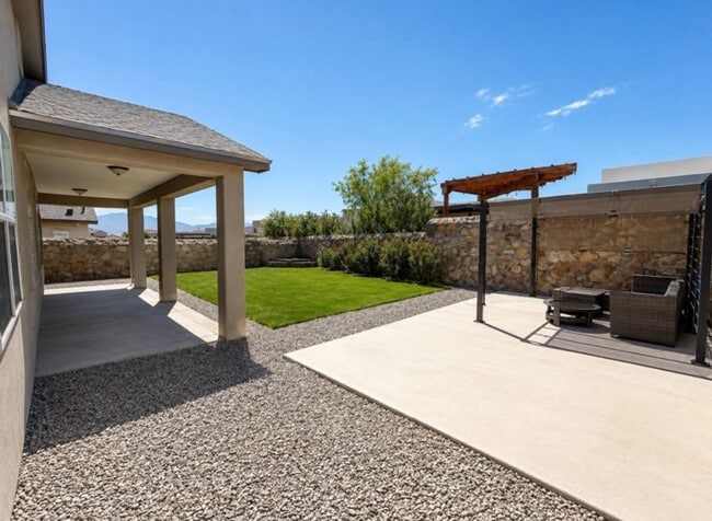 Building Photo - odern Living, Prime Location, Endless Convenience