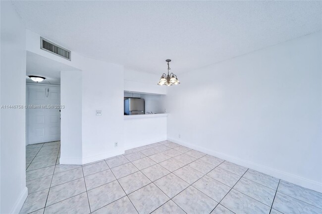 Building Photo - 9962 Twin Lakes Dr