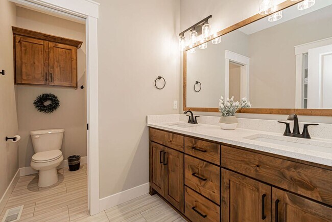 Building Photo - Fully Furnished Townhome – Utilities & WiFi Included!