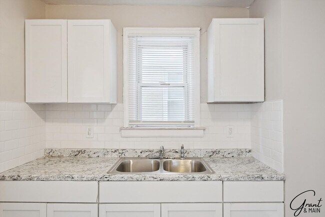Building Photo - $1250 3 bedrooms