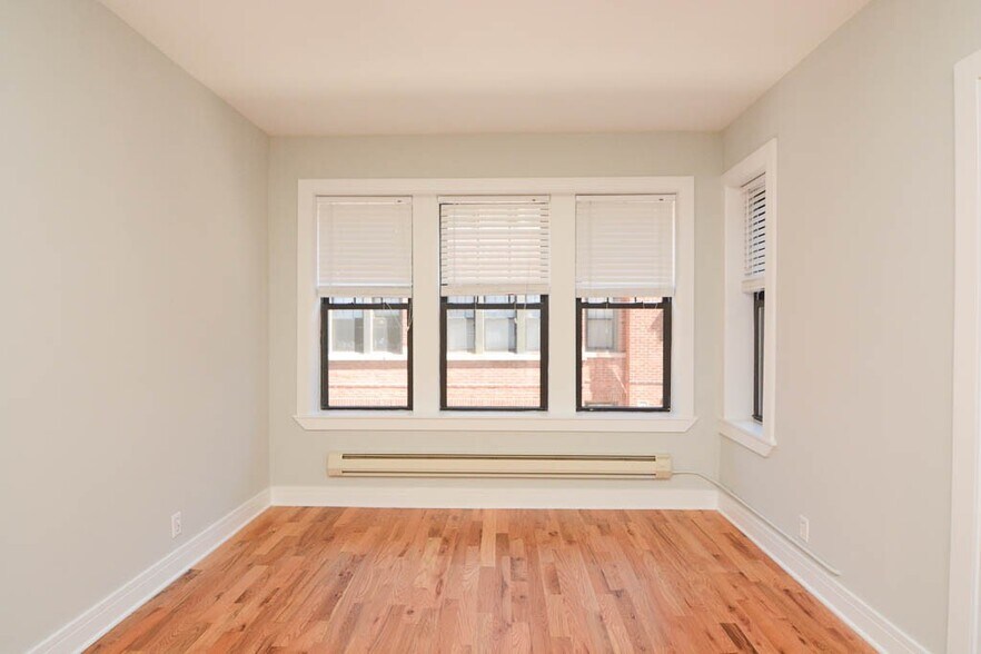 Building Photo - 4414 N Wolcott Ave