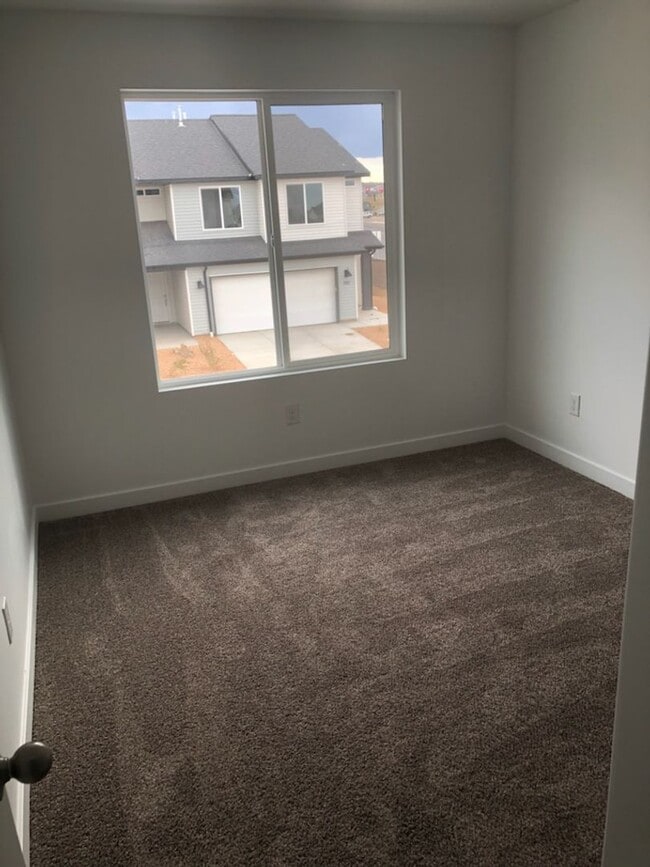 Building Photo - Comfortable and Spacious 4-Bedroom Townhome in Cedar City!