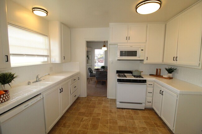 Building Photo - Charming Midtown Ventura Home- 3 Bedroom + 1.75 Bath
