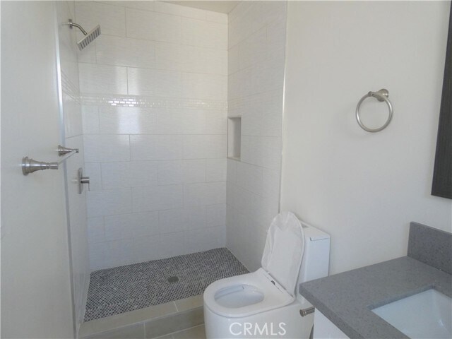 Building Photo - 2044 S Burnside Ave