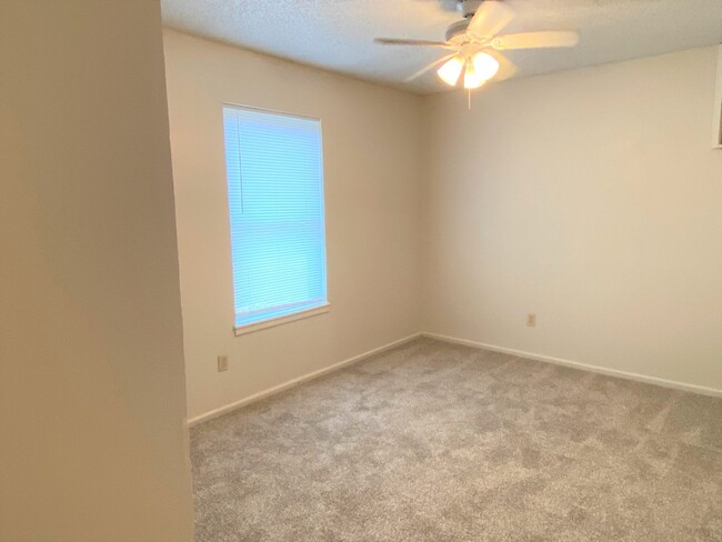 Building Photo - MOVE IN SPECIAL 1/2 OFF FIRST MONTH RENT *...