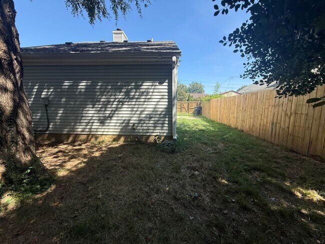 Building Photo - Cute Two Bedroom House in Donelson - Garage & Fenced Backyard