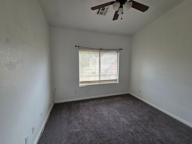 Building Photo - 1406 W Emerald Ave