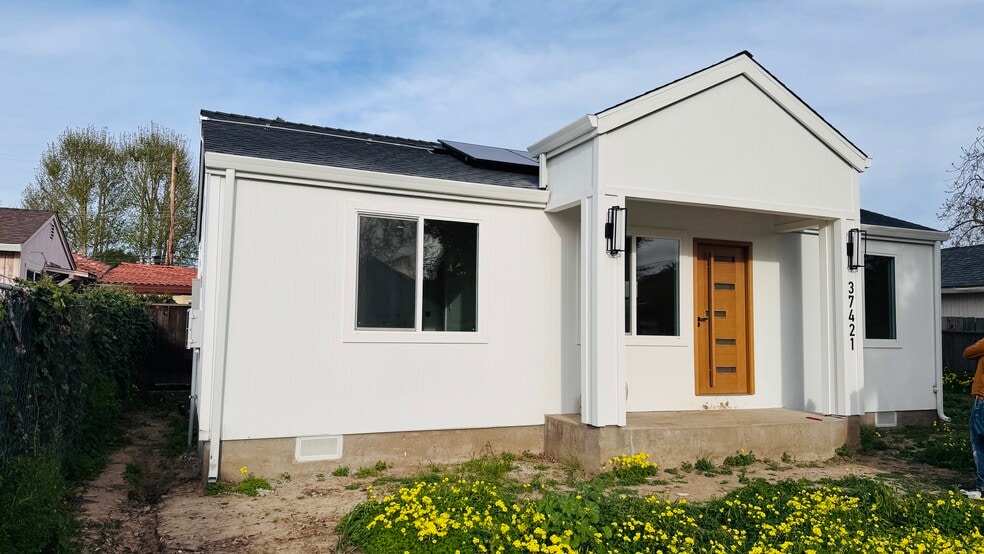 Building Photo - 374 S 21st St